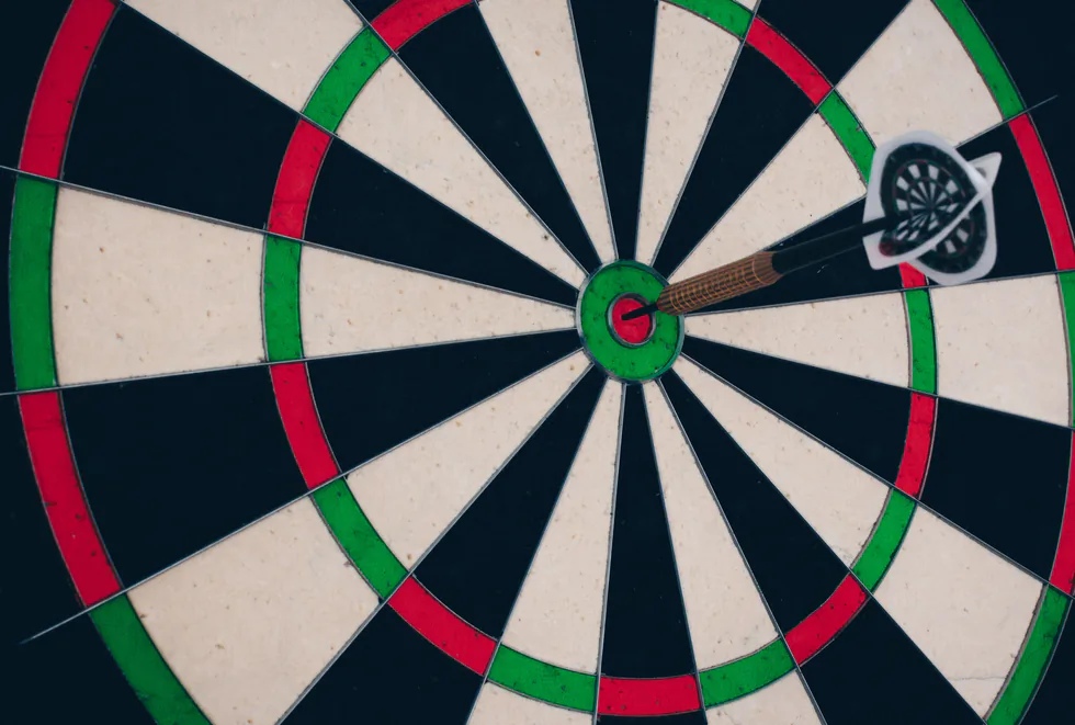 Dart tahtasında tam isabet